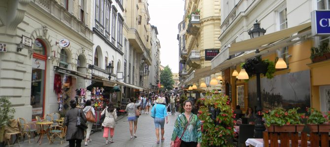 Váci Utca, a rua dos turistas em Budapeste